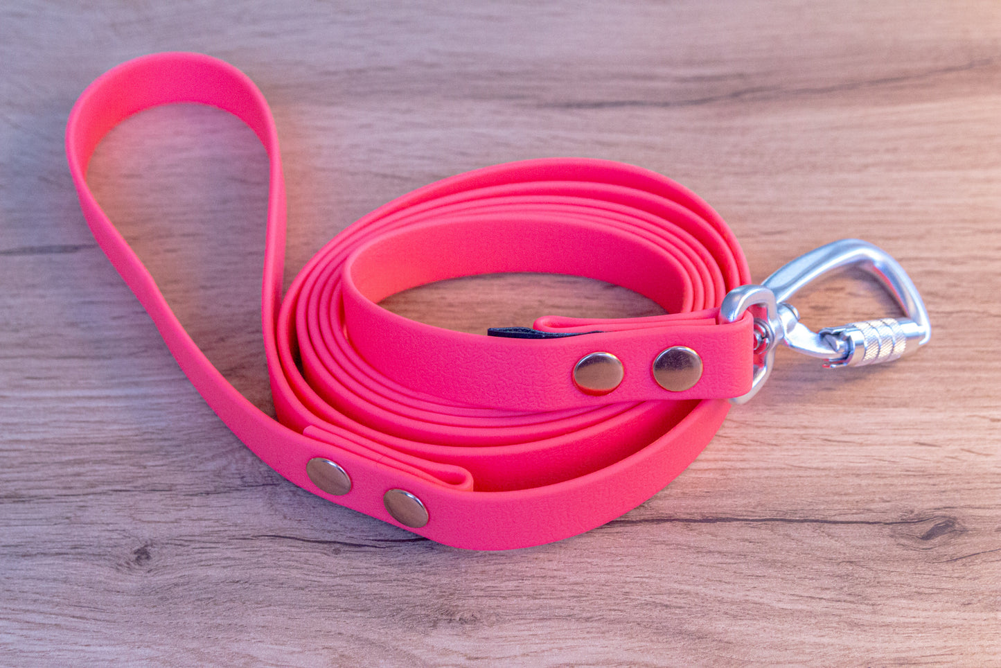 Neonrosa Biothane hundkoppel med Twist-Lock karbinhake, 20 mm