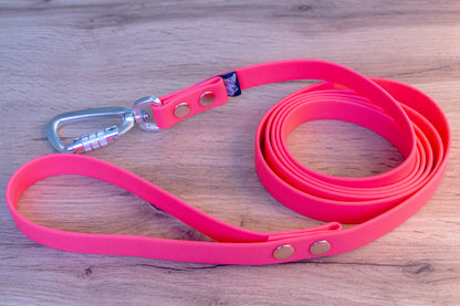 Neonrosa Biothane hundkoppel med Twist-Lock karbinhake, 20 mm