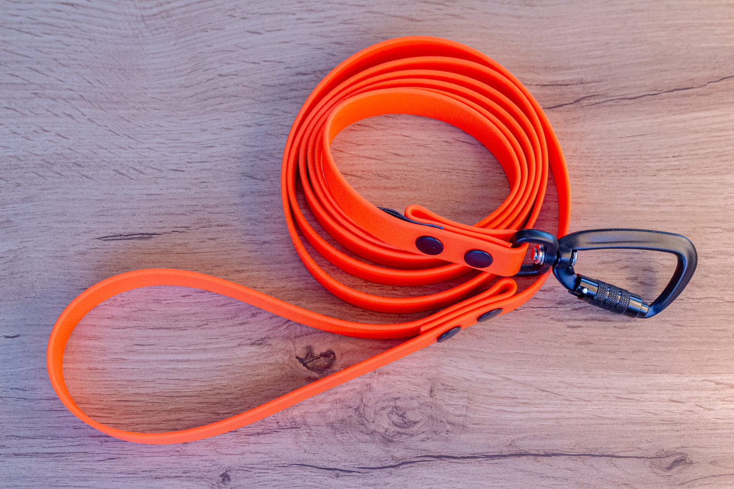 Neon-orange Biothane hundkoppel med Twist-Lock karbinhake, 20 mm