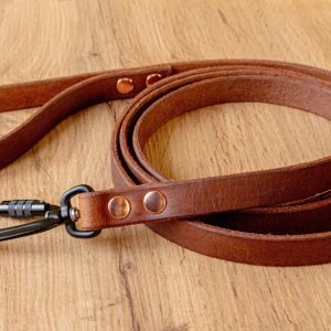 Ljusbrunt läkerkoppel med Twist-Lock karbinhake, 20 mm