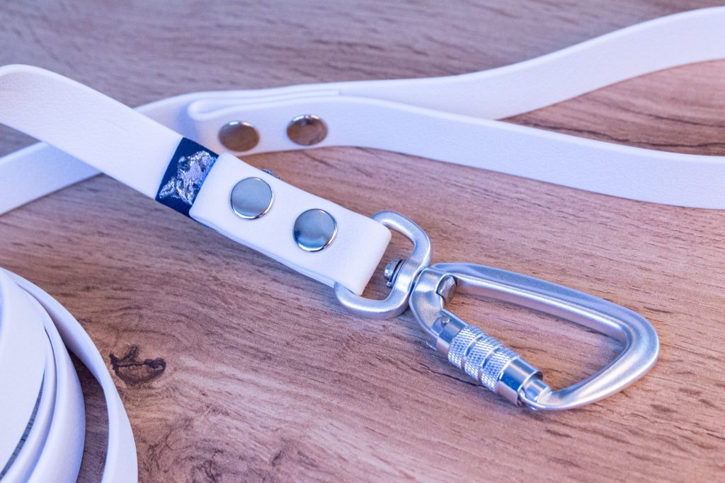 Vitt hundkoppel med Twist-Lock karbinhake, 20 mm