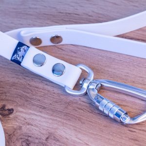 Vitt hundkoppel med Twist-Lock karbinhake, 20 mm