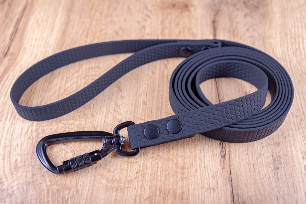 Hexa Svart hundkoppel med Twist-Lock karbinhake, 20 mm