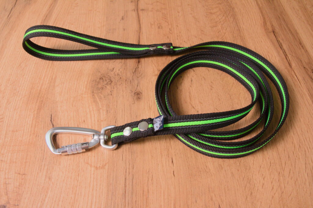 Neongrönt & Svart Antiglidkoppel med Twist-Lock karbinhake, 20 mm