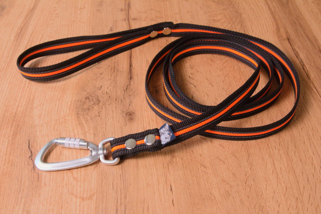 Neonorange & Svart Antiglidkoppel med Twist-Lock karbinhake, 20 mm