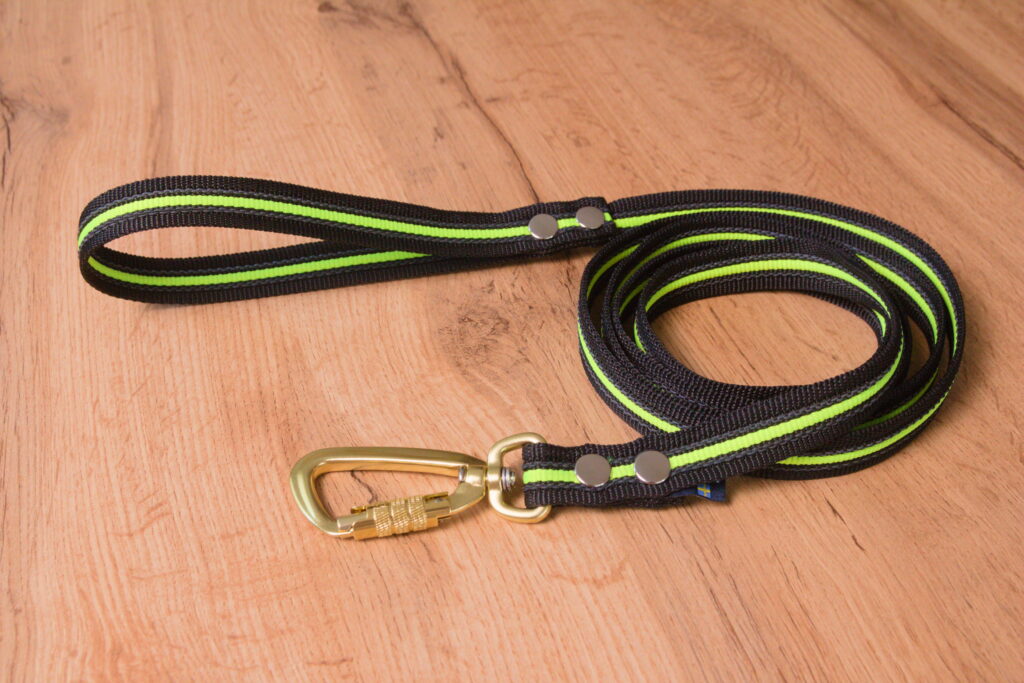Neongult & Svart Antiglidkoppel med Twist-Lock karbinhake, 20 mm
