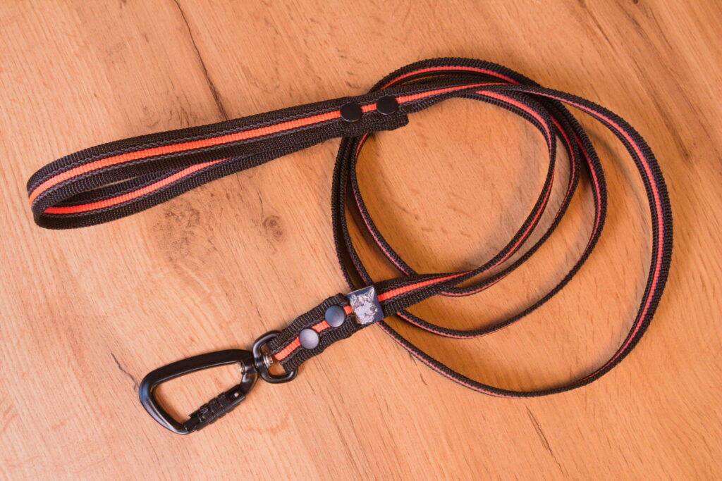 Neonrosa & Svart Antiglidkoppel med Twist-Lock karbinhake, 20 mm