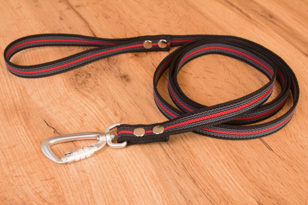 Röd & Svart Antiglidkoppel med Twist-Lock karbinhake, 20 mm