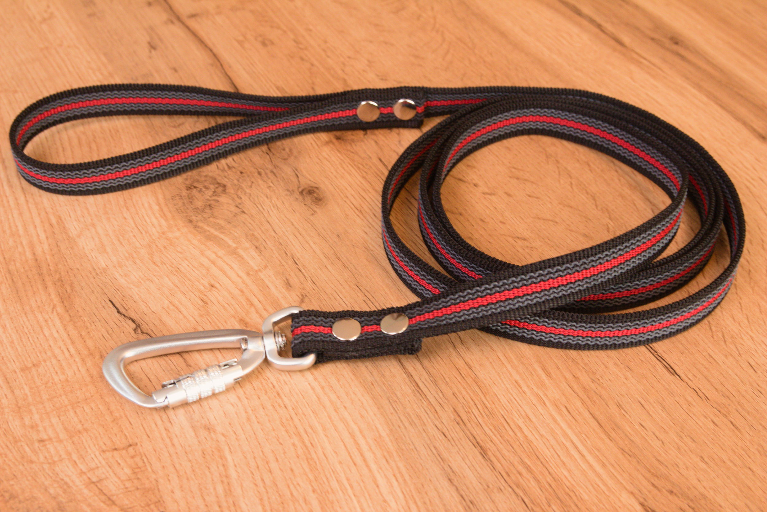 Röd & Svart Antiglidkoppel med Twist-Lock karbinhake, 20 mm